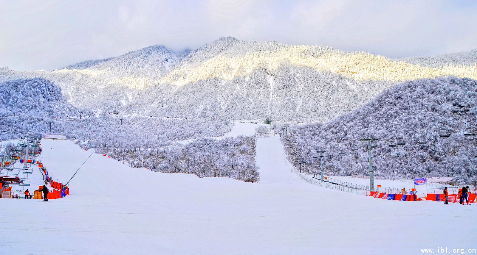 “中国雪都”观赏度刺激性爆棚 环阿勒泰冬游雪景攻略都在这儿了！_国际滑雪场